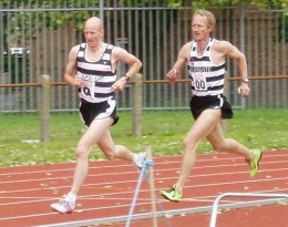 Henry leads Nick in the Southern Men's League 5000m - Woking 10th July 2004