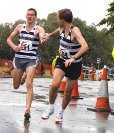 Phil hands on to Jerome at the SEAA 6 stage - Aldershot 25th September 2004