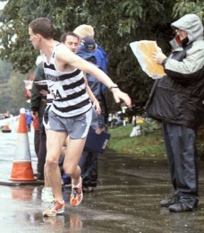 Ben hands on to Phil at the SEAA 6 stage - Aldershot 25th September 2004