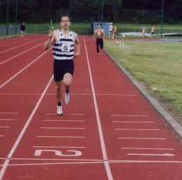 Greg in the final leg of the 4x400m relay - Woking 10th July 2004